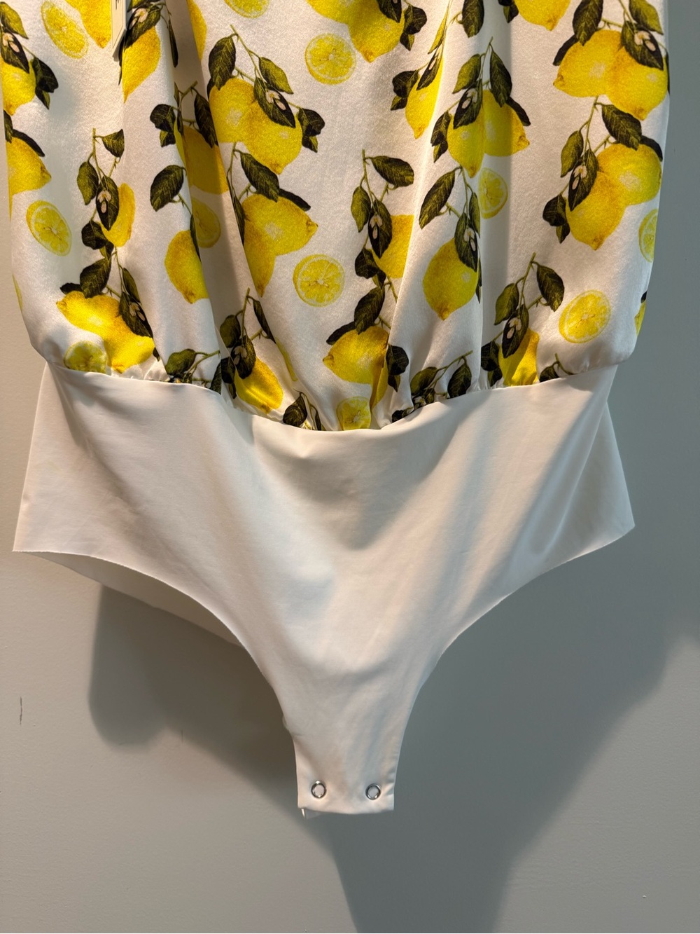 L'AGENCE White Lemon-Print Silk Bodysuit Size Large - Picture 5 of 16